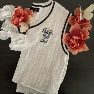 Trendy cropped white vest. Size M.